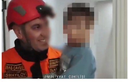 FHN əməkdaşları Bakıda evdə köməksiz vəziyyətdə qalan üç yaşlı uşağı xilas ediblər