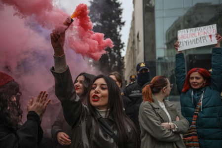 Bir qrup feminist qadın Bakının mərkəzində "8 Marş - duruş sərgiləyirik" adlı piket keçirib