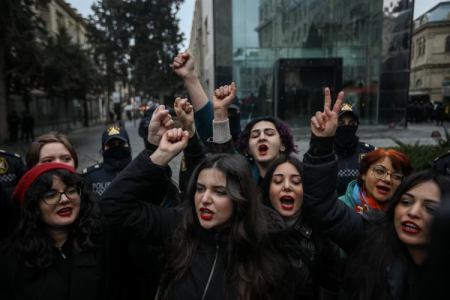 Bir qrup feminist qadın Bakının mərkəzində "8 Marş - duruş sərgiləyirik" adlı piket keçirib