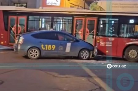 Bakıda “Prius” avtobusa çırpılıb