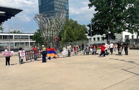 Bir neçə revanşist  düşüncəli erməni Bonn şəhərində BMT -nin ofisi qarşısında Azərbaycana qarşı aksiya keçirib