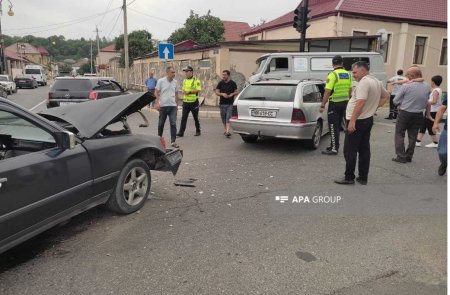 Qubada təcili yardım avtomobili zəncirvari qəzaya səbəb olub