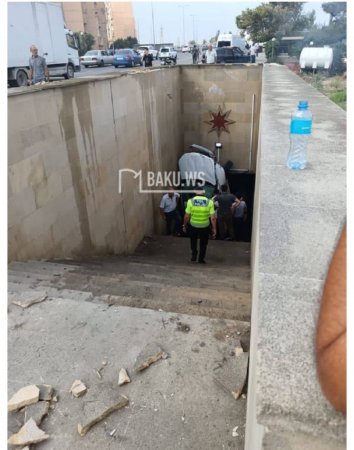 Bakıda avtomobil piyada keçidinə aşıb 