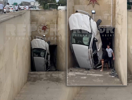 Bakıda avtomobil piyada keçidinə aşıb 