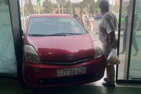 Prius yenə qəza törətdi. 