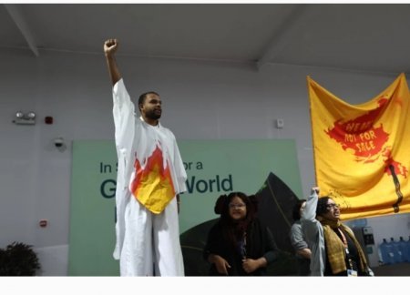 COP 29 da iqlim fəalları aksiya keçiriblər