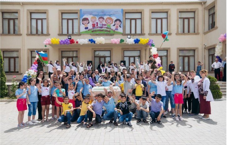 QHT-dən məktəblilərə dəstək 