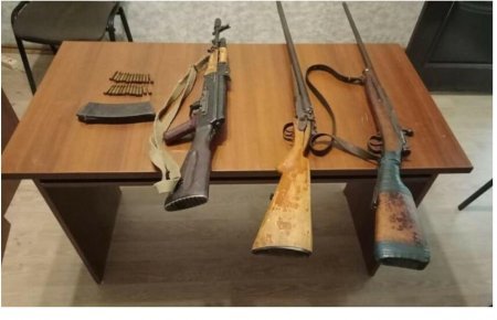 Polis vətəndaşlardan qanunsuz saxladıqları silah sursat görürüb