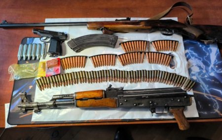 Polis 74 yaşlı şəxsin evində gizlətdiyi xeyli silah-sursat aşkarlayıb