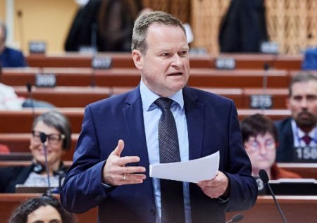Almaniyalı deputat AŞPA-da Azərbaycan hakimiyyətinin korrupsiyasından danışıB