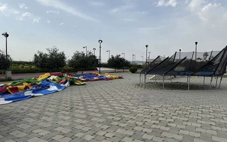 Bakıda güclü külək attraksionu aşırdı – İçində uşaqlar olub