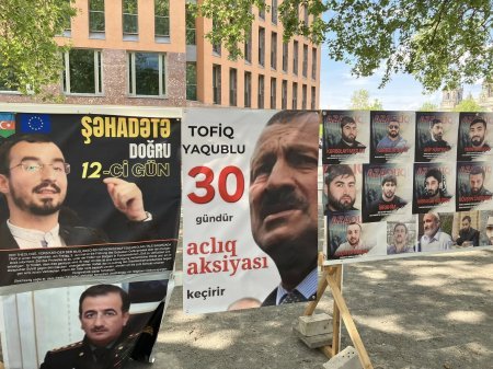 Almaniyada siyasi mühacir həyatı yaşayan Əlamdar Büniyatov Berlində aksiya keçirir