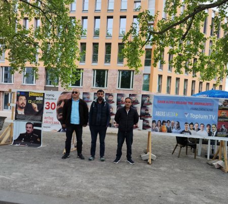 Almaniyada siyasi mühacir həyatı yaşayan Əlamdar Büniyatov Berlində aksiya keçirir