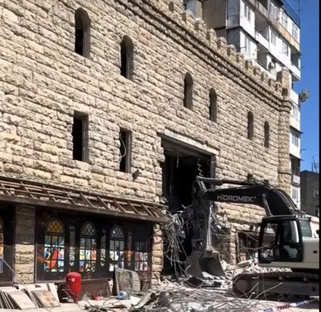 Bakıda məhşur Şəki restoranı sökülür