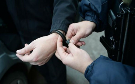 Polis avtomobildən təkər və yanacaq oğurlayanları saxlayıb