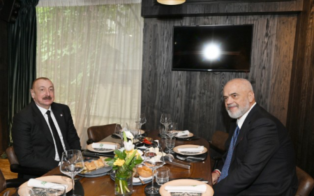 İlham Əliyev nahar əsnasında Baş nazir Edi Rama ilə görüşüb