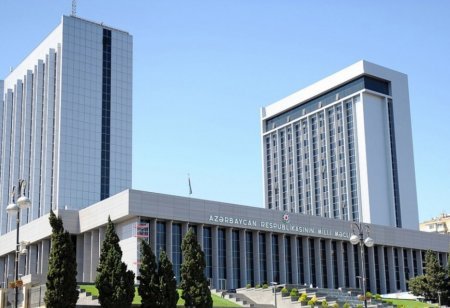Təklif edirəm ki, Deputatların vahid geyimi olsun