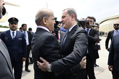 Şahbaz Şərifin təyyarəsi Laçın Beynəlxalq Hava Limanına endi