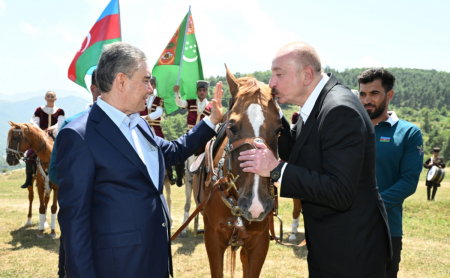 İlham Əliyev Qurbanqulu Berdiməhəmmədova Qarabağ atı hədiyyə edib