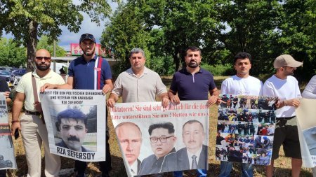 Almaniyada yaşayan bir qrup siyasi fəallar  Nürnberq şəhərində etiraz aksiyası keçirir