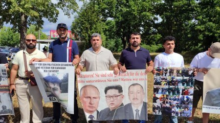 Almaniyada yaşayan bir qrup siyasi fəallar  Nürnberq şəhərində etiraz aksiyası keçirir