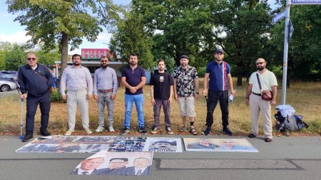 Almaniyada yaşayan bir qrup siyasi fəallar  Nürnberq şəhərində etiraz aksiyası keçirir