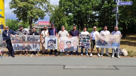 Almaniyada yaşayan bir qrup siyasi fəallar  Nürnberq şəhərində etiraz aksiyası keçirir