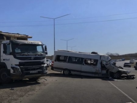 “Sürücülük vəsiqəsi pul qarşılığında satıldığı müddətcə yollar ölümlə nəticələnəcək” – Şəmkirdə ağır qəza, 7 nəfər öldü