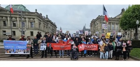 „Demokratie-Marsch“ aserbaidschanischer politischer Exilanten in Straßburg