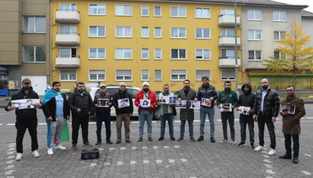 DAS-Aktivisten und Mitbegründer des Aserbaidschanischen Volksparlaments protestieren vor der „Gießener Allgemeine Zeitung“