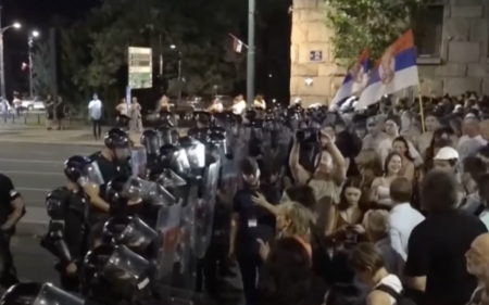 Serbiyada hökumət əleyhinə etirazlar gərginləşib – partiya ofisi dağıdılıb, onlarla polis xəsarət alıb