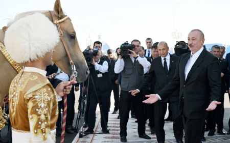 Türkmənistan lideri İlham Əliyevə “Axaltəkə” atı hədiyyə edib