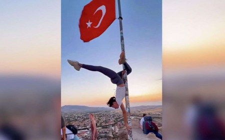 Türkiyədə bayraq dirəyində rəqs edən turistə cinayət işi açılıb