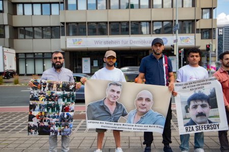 DAS-Aktivisten protestieren vor dem Hauptsitz des BAMF in Nürnberg
