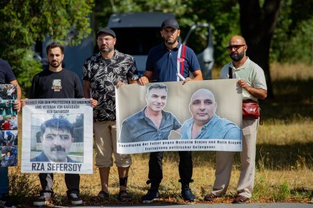 DAS-Aktivisten protestieren vor dem Hauptsitz des BAMF in Nürnberg