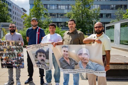 DAS-Aktivisten protestieren vor dem Hauptsitz des BAMF in Nürnberg