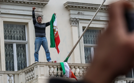 İranın Londondakı səfirliyində bayraq dəyişdirildi