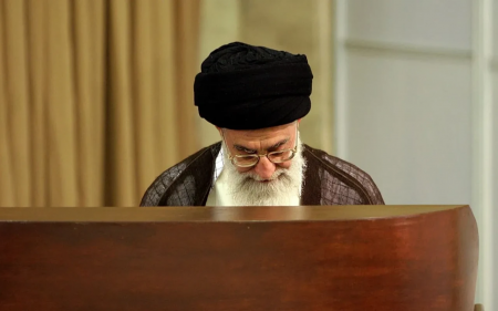 Fələstinli yazıçı: “Öz xalqını öldürən hökumət mənim xalqımı azad edə bilməz”