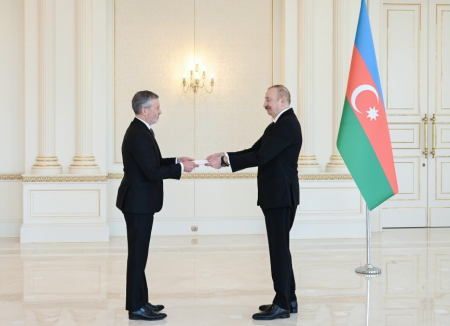 Prezident İlham Əliyev bir sıra ölkələrin Azərbaycanda yeni təyin olunmuş səfirlərinin etimadnamələrini qəbul edib