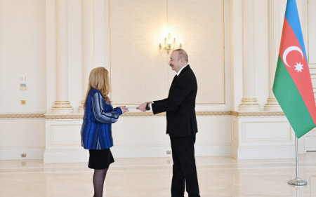 Prezident İlham Əliyev bir sıra ölkələrin Azərbaycanda yeni təyin olunmuş səfirlərinin etimadnamələrini qəbul edib