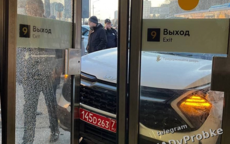 Moskvada Azərbaycan səfirliyinə məxsus avtomobil qəzaya düşdü